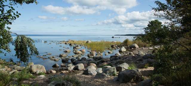 Ein felsiger Strand mit einem großen See im Hintergrund