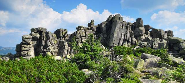 Heimat des Rübezahl: Riesengebirge Ein Berg mit vielen Felsen und Bäumen