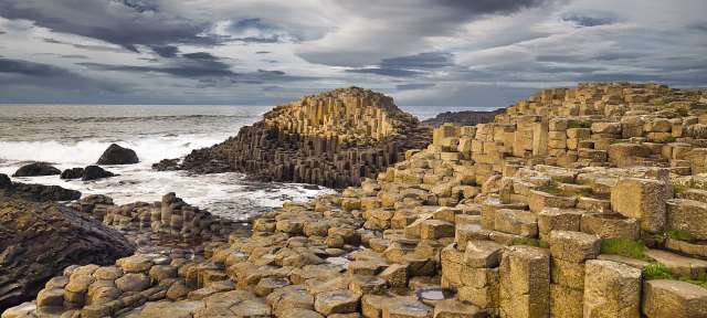 Giants Causeway, Nordirland Eine Reihe von Steinen , die in der Nähe des Ozeans stehen