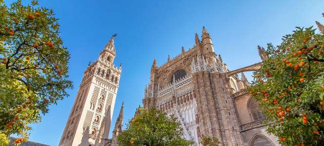 Sevilla: Kathedrale Santa María de la Sede Ein sehr großes Gebäude mit einem Turm davor