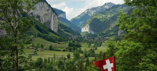 Eine schweizerische Flagge mit einem weißen Kreuz darauf