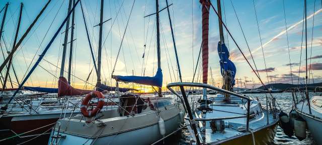 Hafen in Alghero Eine Gruppe von Booten, die in einem Hafen festgemacht sind