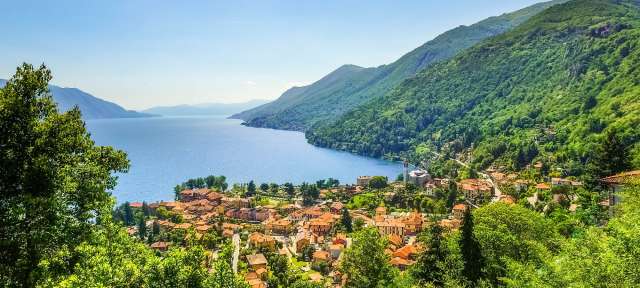 Cannobio Eine Stadt liegt an einem See inmitten einer Bergkette