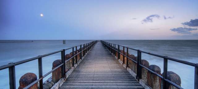 Walcheren Ein Holzsteg führt ins Meer