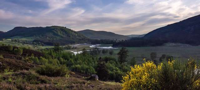 Cairngorms Nationalpark Ein Fluss fließt durch ein Tal zwischen zwei Bergen