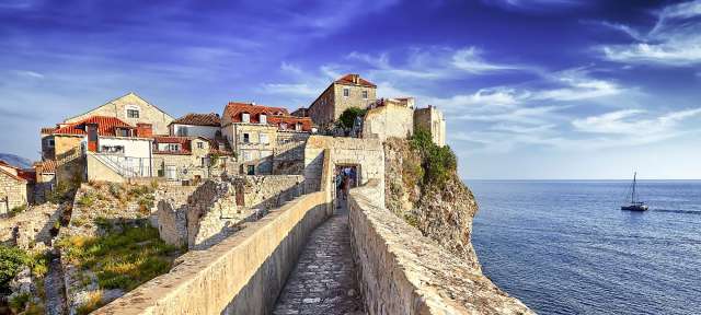 Dubrovnik Eine kleine Stadt an der Küste mit einem Boot im Ozean