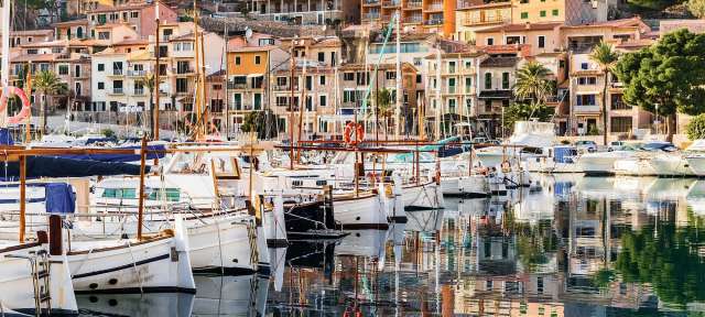 Port de Sóller, Mallorca Eine Reihe von Booten, die in einem Hafen festgemacht sind