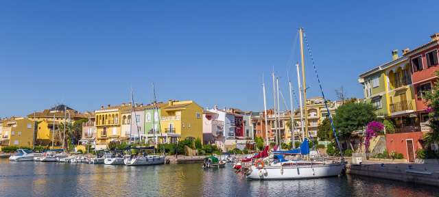 Valencia Eine Reihe von bunten Häusern steht an einem Fluss