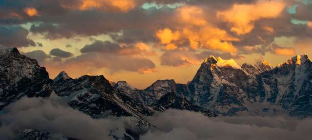 Farbenspiele: Himalaya bei Sonnenuntergang Die Sonne scheint auf die schneebedeckten Gipfel der Berge
