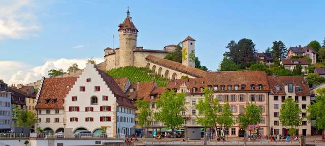 Schaffhausen am Hochrhein Eine Reihe von Gebäuden neben einem Fluss mit einem Turm darauf
