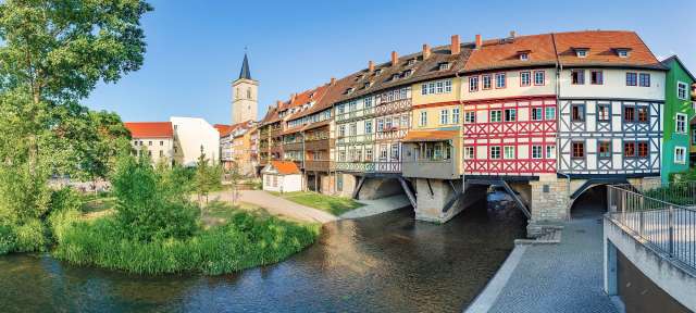 Eine Brücke über einen Fluss in einer Stadt