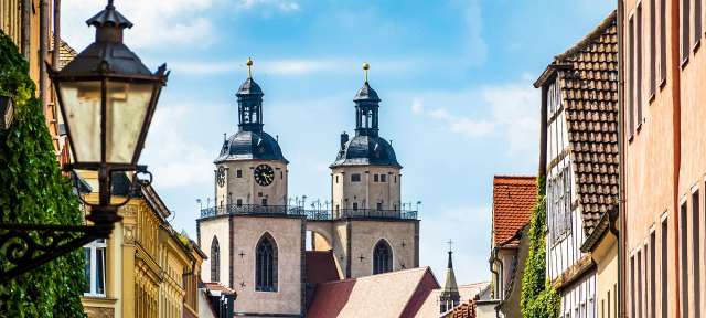 Wittenberg Eine kleine Stadtstraße mit einer Kirche im Hintergrund