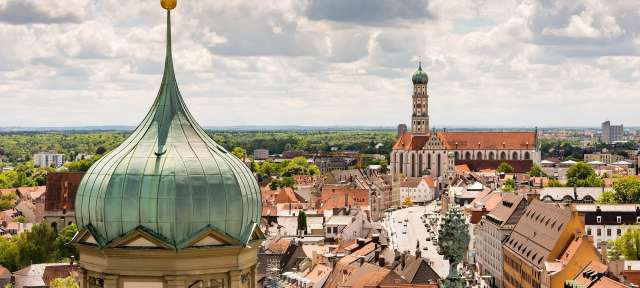 Augsburg Eine grüne Kuppel steht in der Mitte einer Stadt