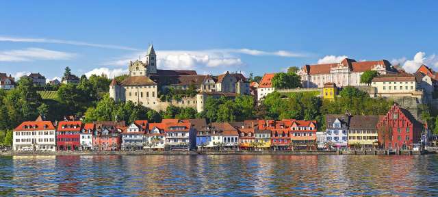 Meersburg am Bodensee Eine Reihe von bunten Häusern steht am Ufer eines Sees