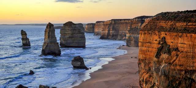 Twelve Apostles, Great Ocean Road Eine Gruppe von Felsen, die an einem Strand stehen