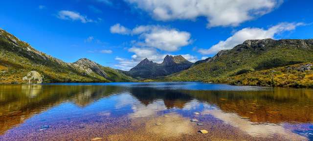 Tasmanien Ein See mit Bergen im Hintergrund an einem sonnigen Tag