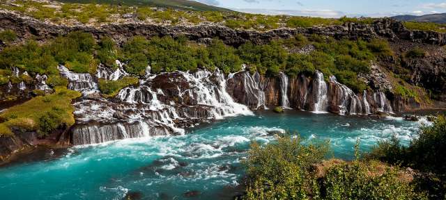 Ein Wasserfall , der in einen Fluss fließt