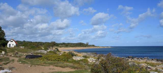 Inspirierende Landschaften: Österlen Ein kleines weißes Haus steht an einem Strand