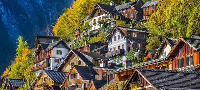 Panoramablick auf traditionelle alte Holzhäuser Eine Reihe von Häusern sitzen auf einem Hügel