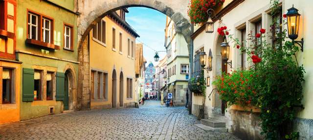 Rothenburg ob der Tauber Eine Straße mit einem Bogen, der zwischen zwei Gebäuden führt