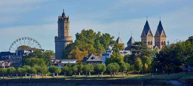 Über 2.000-jährige Geschichte am Rhein: Andernach Eine Stadt mit einem Riesenrad im Vordergrund