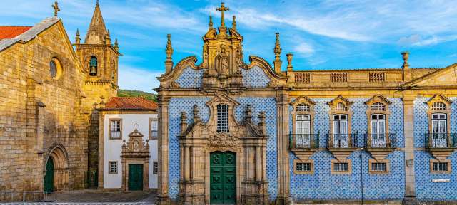 Kulturhauptstadt Europas 2012: Guimarães Ein blau-weißes Gebäude mit einer Statue auf dem Dach