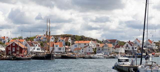 Größter Ort auf Tjörn: Skärhamn Ein Hafen mit vielen Booten und Häusern im Hintergrund
