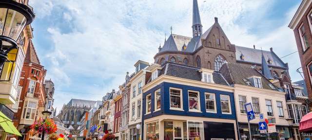 Mittelalterliche Altstadt, Kanäle, Denkmäler: Utrecht Menschen gehen auf einer geschäftigen Straße in der Nähe einer Kirche