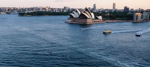 Die sydney opera house sitzt in der Mitte eines großen gewässers