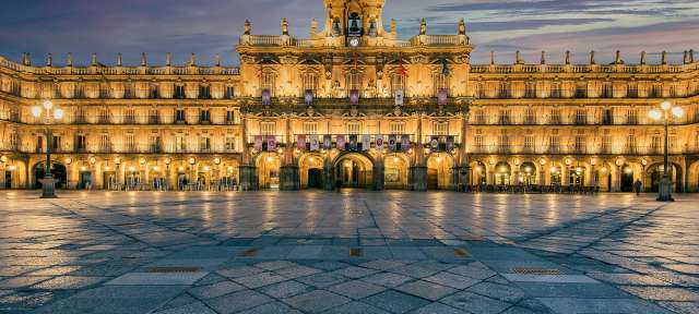 Altehrwürdige Universitätsstadt: Salamanca Ein großes Gebäude mit einem Schild davor, das sagt salamanca