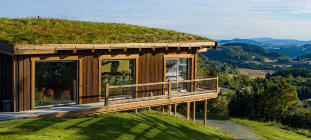 Naturnah: Hotel auf Inderøy Ein kleines Holzhaus mit einem grünen Dach