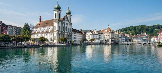 Luzern im Sommer: Jesuitenkirche Eine Stadt mit einem Fluss und einer Kirche im Vordergrund
