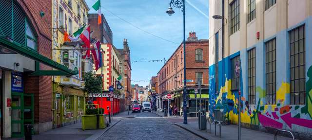 Bunte Straßen in Dublin Eine Stadtstraße mit einem Schild an der Seite, das sagt ' jameson '
