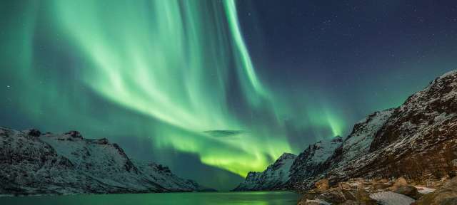 Knapp unterhalb des nördlichen Polarkreises: Island Das Nordlicht scheint über einen See in den Bergen
