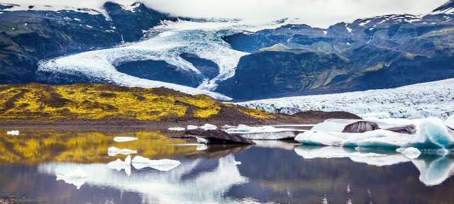 Größter Gletscher Islands: Vatnajokull Ein See mit Eisbergen und Bergen im Hintergrund