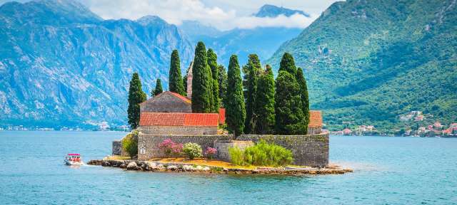 Montenegro: St. George Insel Eine kleine Insel mit einer Kirche und Bäumen inmitten eines Sees