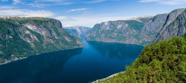 Norwegischer Fjord: sanfte Gipfel, wilde Täler Ein großer See, der zwischen zwei Bergen fließt