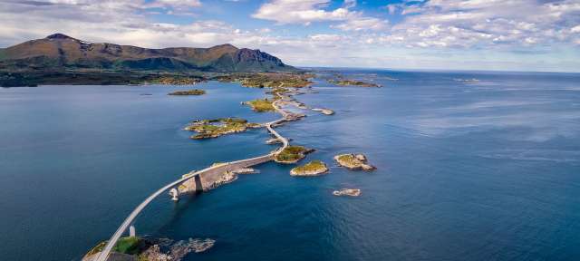 Kystriksveien: Küstenstraße in Nordnorwegen Eine Brücke über einen großen Ozean mit vielen kleinen Inseln