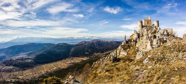 Abruzzen Ein altes Schloss steht auf einem felsigen Hügel