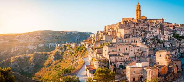 Stadt Matera Eine kleine Stadt liegt auf einem Felsvorsprung