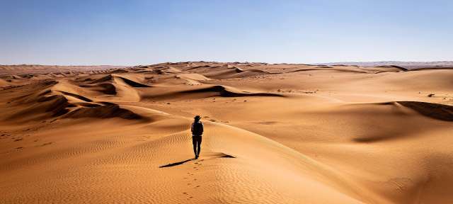 Wahiba Sands Ein Mann steht auf einer Sanddüne in der Wüste