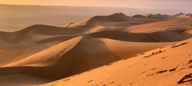 Wahiba Sands Eine Wüste mit vielen Sanddünen an einem bewölkten Tag