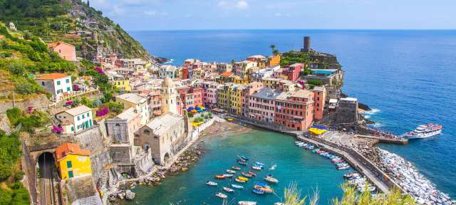 Malerische Küstenstadt: Cinque Terre Eine kleine Stadt an der Küste mit vielen Booten im Hafen