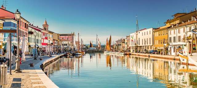 Cesenatico Ein Fluss in einer Stadt mit vielen Gebäuden und Booten