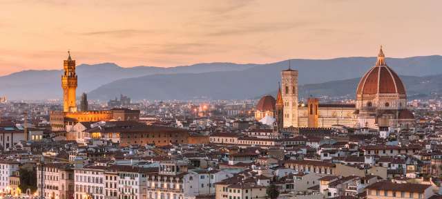 Urbild der Renaissance: Florentiner Dom Eine Stadt mit vielen Gebäuden und einer großen Kuppel