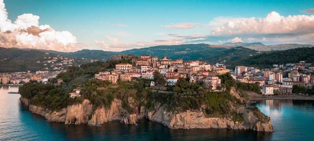 Cilento Eine Stadt liegt auf einer kleinen Insel im Ozean