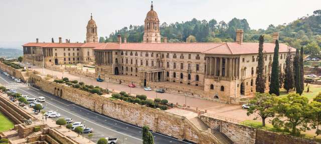 Südafrika: Pretoria Ein großes Gebäude mit einer Straße davor