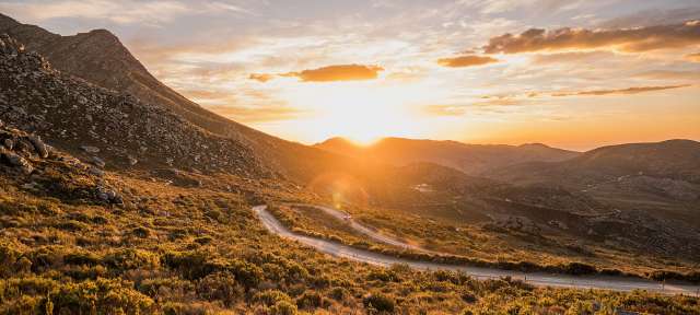 Südafrika: Sonnenuntergang im Karoo-Westkap Die Sonne geht hinter den Bergen unter