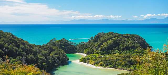 Abel Tasman Nationalpark Ein Blick auf den Ozean mit einer kleinen Insel im Vordergrund