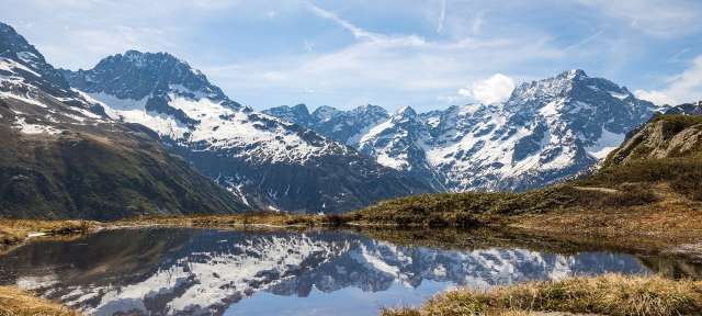 Ein See mit schneebedeckten Bergen im Hintergrund